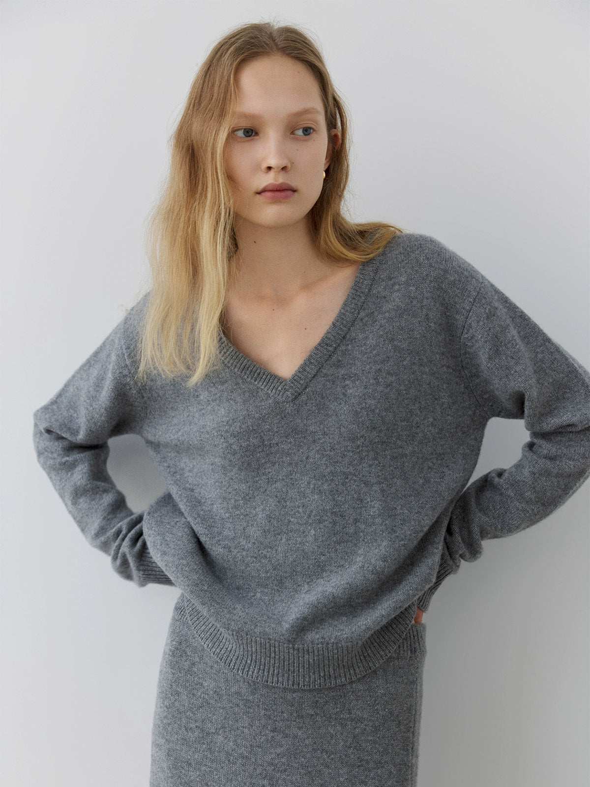 The rumah cashmere V-neck knit top, multi-colored 17.5 micron Basulan shrink-resistant and pilling-resistant